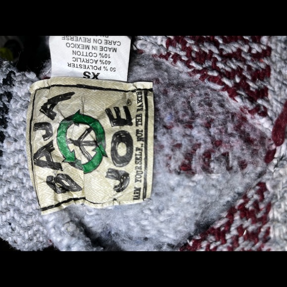 says XS but fits like a medium, sleeves are a little short - Picture 2 of 6